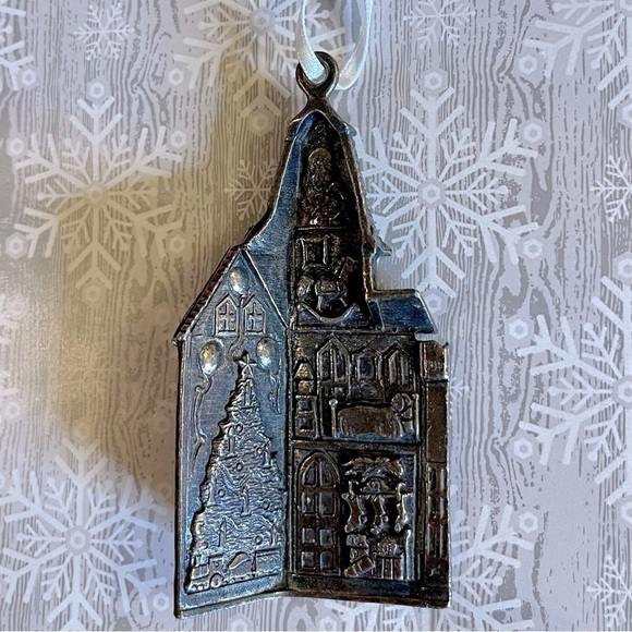 VNTG Reed and Barton Village Collection Silver Plate “Christmas House” ornament - Picture 2 of 9